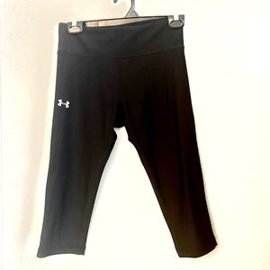 3/$10 🛒 Womens Under Armour yoga capris.